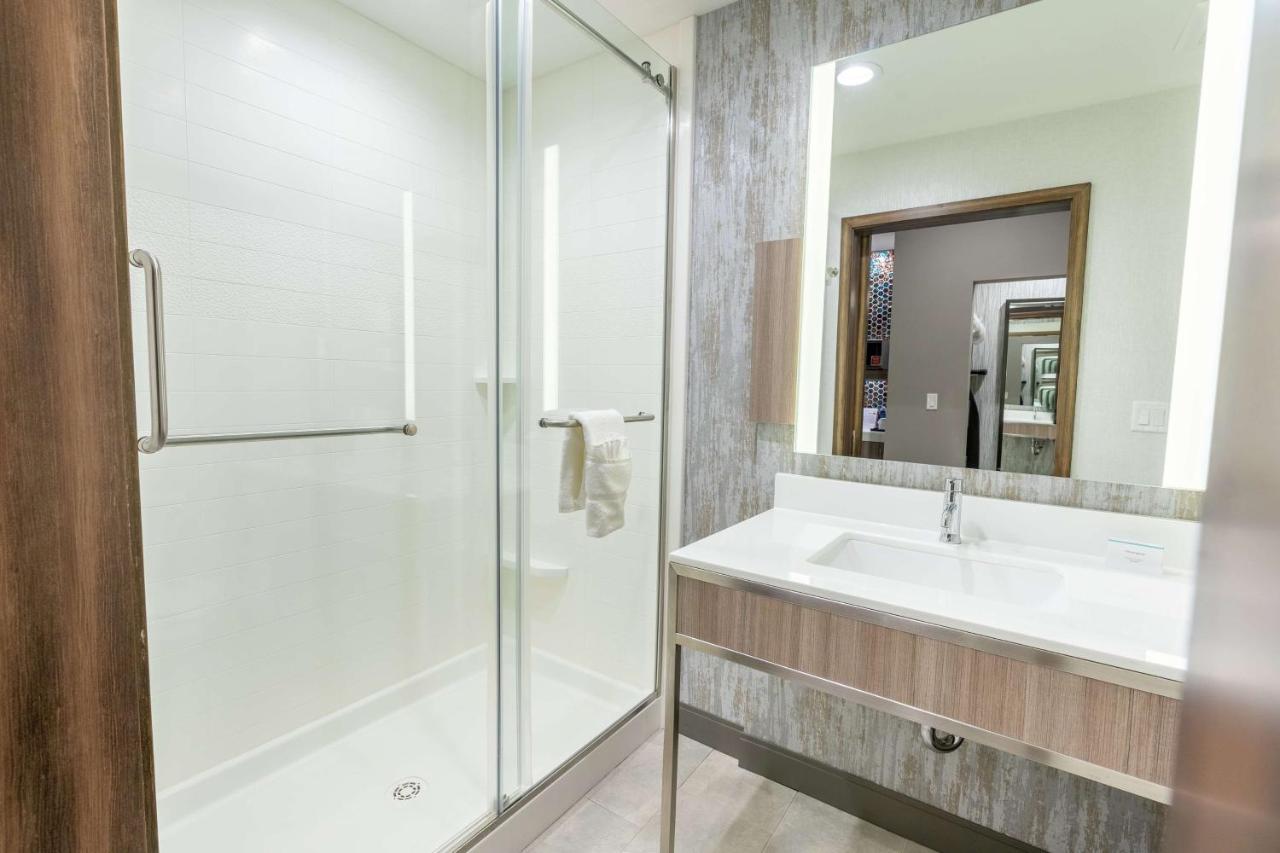 Hilton Garden Inn Wichita Downtown, Ks Екстериор снимка