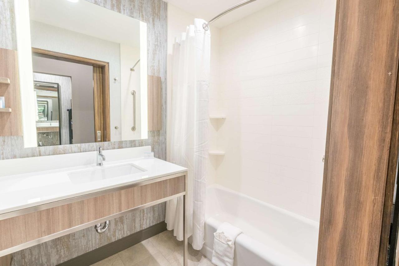 Hilton Garden Inn Wichita Downtown, Ks Екстериор снимка